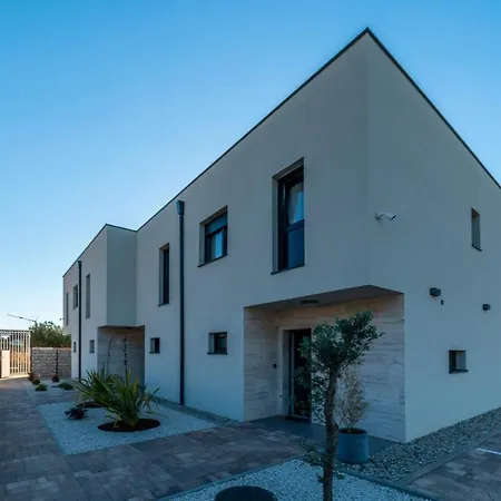 Pinna - Vanga 아파트 풀라