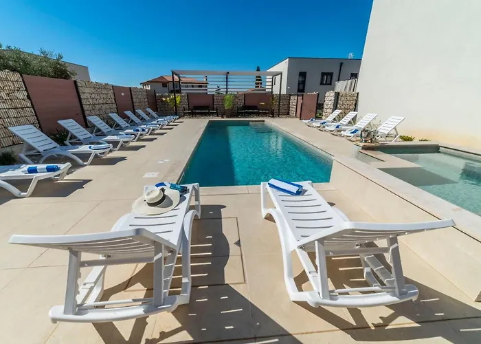 Pinna - Vanga 아파트 풀라